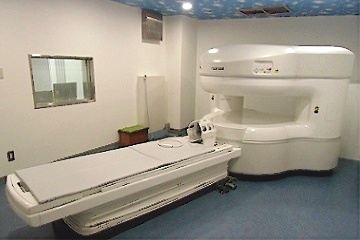 【最新のMRI(MRAも可能)導入】全身の詳細な画像撮影が可能です。オープン型なので閉所が苦手な方や騒音も少ないので検査の負担が軽減します。
