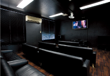 音響が整ったゆったりと映画等を鑑賞できるシアタールーム