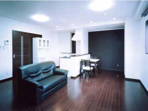 備付家具冷暖房完備の1LDK院外宿舎室内(他にベッドルームあり)