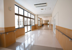 中庭を望む東病棟回廊