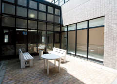 明るく出入り自由な南館専用箱庭