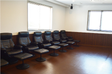 足を伸ばし、ゆっくりと映画を鑑賞できる各階シアタールーム