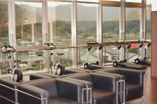 外のすばらしい景色を望みながら体を鍛えられるトレーニングコーナー