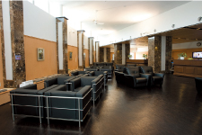 ピアノのある広々としたラウンジ