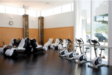 マッサージチェアやヘルストロンもあるリラクゼーション＆フィットネスコーナー