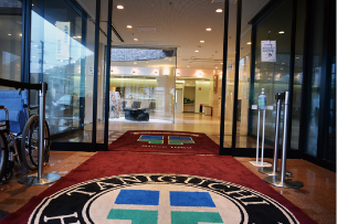 本館正面玄関口入口